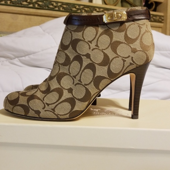 Coach - Picture 2 of 4